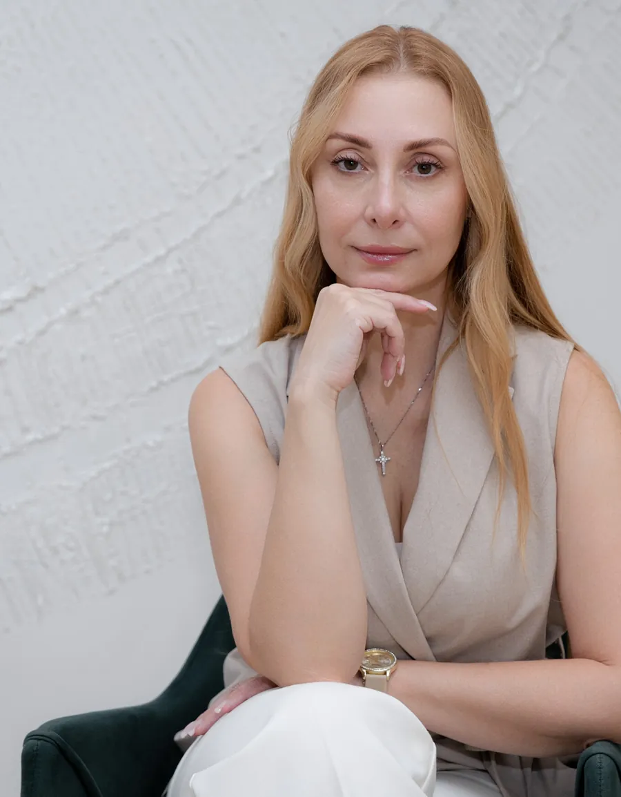 Валентина Пулло сидит в кресле, задумчиво подперев подбородок рукой