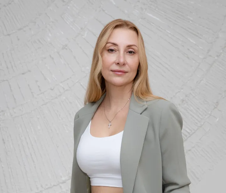 Валентина Пулло в оливковом пиджаке