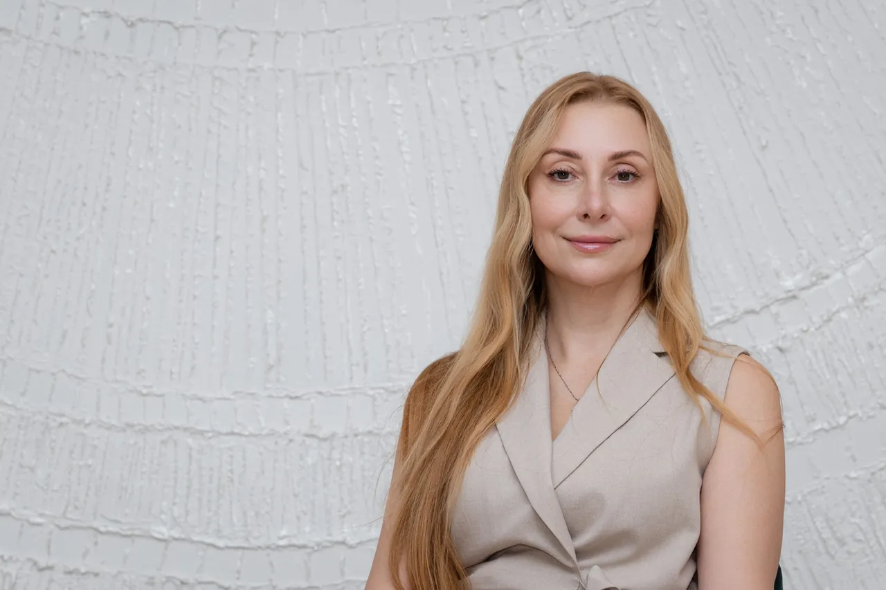 Валентина Пулло на фоне светлой фактурной стены